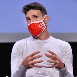 Aritz Aduriz Instagram - @AthleticClub Fundazioaren “Thinking Letrak eta Futbola” irekitzeko #SixDreams dokumentaleko irudiak batera ikusteko aukera izan genuen. Jardunaldi hunkigarria. Eskerrik asko tartea niri dedikatzegagtik eta harrera bikainagatik. 
Oportunidad de volver a emocionarme con reencuentros y reviviendo imágenes en rojiblanco. Agradecido a la Fundación por pensar en mí para abrir esta edición del festival. #Athletic