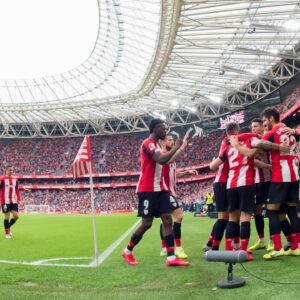 Aritz Aduriz Instagram - Lehen helburua bete dugu: Ligan irabazi. Orain bai, Koparen bila. Un gran trabajo colectivo. San Mamés hoy también sustento y motor.
.
#AthleticVillarreal #AthleticClub #laliga #Koparenbila #AA20