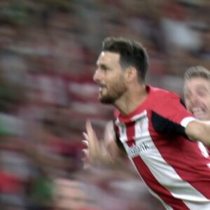 Aritz Aduriz Instagram - 🎥 Barne emozioak nagusi. Barrutik denboraldi gogorra eta ahaztezina. 🔜Desde dentro, duro e inolvidable. @PrimevideoES @laliga #sixdreams #athleticclub #AA20