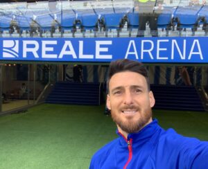 Aritz Aduriz Instagram - Anoetari agur esateko ordua da. Adio berezi bat Donostia nire jaioterria delako. Zelai honetan bizitako oroitzapen onekin geratzen naiz. Un placer haber jugado tantas veces aquí y lo que pasa en el verde, en el verde se queda😉. ¡Suerte 🍀 en el futuro!
.
#AA20 #AgurAnoeta #athleticclub