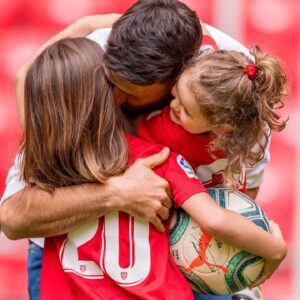 Aritz Aduriz Instagram - Pozik eta harro egoteko eguna. Hunkiturik, familiarekin, gure koadrilarekin eta zuen mezuekin. Ba al dago gehiago eskatzerik? Pena bakarra, jaso dudan guztia ezin itzuli izana. Eta lasai, esku onetan uzten dut taldea. San Mamesetik besarkada erraldoia. Eskerrik asko, bihotzez.

Un día para estar feliz y orgulloso. Emociones a flor de piel, con la familia y con la cuadrilla. ¿Se puede pedir más? La única espina clavada, no poder devolver todo lo que he recibido. Y tranquilidad, el equipo se queda en buenas manos. Un abrazo gigante desde San Mamés. Eskerrik asko, bihotzez.

A day to be happy and proud. Feelings running high, with my family and friends. How much more could I ask?  I’m sad because I would love to give you back everything I've received.  And don't worry, the team is in safe hands. A huge hug from San Mames.  Eskerrik asko, bihotzez.
#athletic #AA20