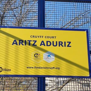 Aritz Aduriz Instagram - Eskerrik asko @fundacioncruyff-i Cruyff Court berri hau Bilbon kokatzeagatik. Aukera bikaina da ume zein gazteek futbolaz jolasten gozatzeko eta hazteko. Nire esker ona laguntzaileei ere: @bilbao_udala eta @fundlacaixa 

Gracias @fundacioncruyff por posibilitar que niñas y niños y jóvenes disfruten en Bilbao de un nuevo Cruyff Court. Crecer jugando al fútbol. Muchas gracias también a @bilbao_udala y @fundlacaixa.
#CreatingSpace #CruyffLegacy