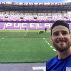 Aritz Aduriz Instagram - Despedida de un campo que me ayudó a crecer como futbolista. Siempre agradecido. ¡Muchas gracias Real Valladolid! por el detalle y toda la suerte 🍀 en el futuro. #Pucela #AA20