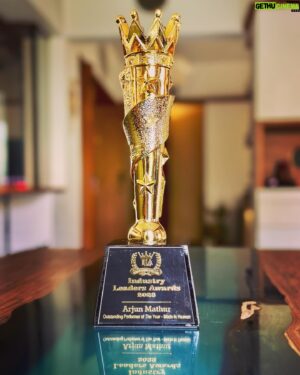 Arjun Mathur Instagram - Heartfelt thank you to @brandempower.in for presenting me with ‘Outstanding Performance Of The Year’ for #MadeInHeaven Season 2 at the #IndustryLeaderAwards2023. 
An absolute honour to receive this and stand among pioneers, not just in Film & Television, but across industries 🙏🏽

Thank you @zoieakhtar, @nityamehra19, @reemakagti1, @alankrita601, @neeraj.ghaywan, @faroutakhtar, @ritesh_sid, @tigerbabyofficial, @excelmovies, @primevideoin and the entire MIH cast and crew 🩷

Most special shoutout to my fam @rakeshmathur51, @confusionclarity and @sonicgk, my one and only @teebirdyfly and my 🐈‍⬛ 🐈 - Love you guys ❤️❤️❤️