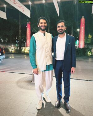 Arjun Mathur Instagram - MAMI Opening Night was amazing. 
So much excitement. So many movies. So many reunions. ❤️

Heartiest congratulations to the organisers for putting together something so spectacular, and to the audience that gets to enjoy it all. 

Happy watching!
@mumbaifilmfestival 

Here are the only photos I found on my phone.

1. Customary #Karara photo. Always a trip to see people’s reactions (they just can’t believe they’ve actually caught us together) whenever @sobhitad and I bump into each other somewhere.

2   3 - Gleefully gheraoed by some of the true powerhouse women of Indian Cinema. @rimadas13 @rajshri_deshpande @sayanigupta @shriya.pilgaonkar @rasikadugal @amrutasubhash 

4 - with my brother and debutant director @karantejpal94, who’s film ‘STOLEN’ you don’t want to miss at the festival (there are THREE screenings).

5 - LEGEND. @ikamalhaasan