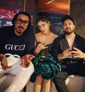 Arko Pravo Mukherjee Instagram - @arko.pravo.mukherjee  sir on my birthday birthday 😊 thank you so much for coming made me happy a lot 
Thank you @mikasingh ji for giving me this amazing big birthday party ever 🥳 which I’m gonna remember lifetime ❤️