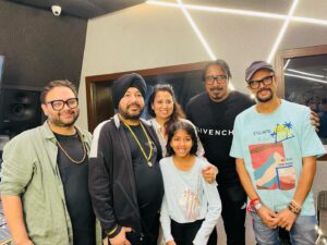Arko Pravo Mukherjee Instagram - Singing for the extremely talented @arko.pravo.mukherjee . Brilliant composition, amazing production and a great team! 

Thank you @akshaykumar Bhaji @pooja_ent @vashubhagnani