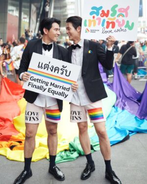 Arm Sappanyoo Panatkool Instagram - "Getting Married Finally Equally" คำนี้กำลังจะเป็นจริงแลัว เพราะกฎหมายใกล้จะผ่าน เราสองคนจึงแสดงออกใน Pride Parade ปีนี้ด้วยชุดที่ "เกือบ" จะเสร็จ ถ้ากฎหมายผ่านบอกได้เลยว่าเห็นแต่งชุดนี้เต็มๆแน่นอน 🏳️‍🌈❤️❤️

#PorschArm #พอร์ชอาม #bangkokpride #bangkokpridefestival2024