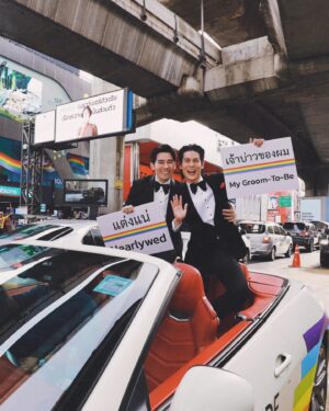 Arm Sappanyoo Panatkool Instagram - ส่งท้ายงาน Pride ประเทศไทยกับ Love Pride Parade 2024 สนุกมากๆ ได้โยนดอกไม้ส่งต่อความรัก และที่สำคัญขบวนยาวเวอร์ ถือว่าเป็น Parade ที่ยาวที่สุดในเอเชีย 🤩🤩 ปีนี้จะเจอพอร์ชอามในขบวน Pride ประเทศไหนอีกต้องรอติดตามนะครับ ❤️🏳️‍🌈❤️
.
#EMDISTRICT #PRIDEMONTH #LOVEPRIDEPARADE 
#EMPORIUM #EMQUARTIER #EMSPHERE
@emporium_emquartier
@theemsphere
.
PorschArm wears @poem_menswear @sean_poem #poemsuitceremony