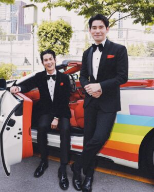 Arm Sappanyoo Panatkool Instagram - ส่งท้ายงาน Pride ประเทศไทยกับ Love Pride Parade 2024 สนุกมากๆ ได้โยนดอกไม้ส่งต่อความรัก และที่สำคัญขบวนยาวเวอร์ ถือว่าเป็น Parade ที่ยาวที่สุดในเอเชีย 🤩🤩 ปีนี้จะเจอพอร์ชอามในขบวน Pride ประเทศไหนอีกต้องรอติดตามนะครับ ❤️🏳️‍🌈❤️
.
#EMDISTRICT #PRIDEMONTH #LOVEPRIDEPARADE 
#EMPORIUM #EMQUARTIER #EMSPHERE
@emporium_emquartier
@theemsphere
.
PorschArm wears @poem_menswear @sean_poem #poemsuitceremony