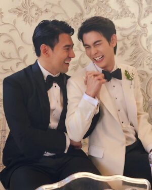 Arm Sappanyoo Panatkool Instagram - ดีใจมากที่ได้เป็นส่วนหนึ่งในงาน #POEMsomethingBlue Wedding Showcase 💙💙 เข้าใจแล้วว่าความรู้สึกของการเดินออกมาในฐานะคู่แต่งงานจริงมันเป็นยังไง 🤭🫣
.
ขอบคุณพี่ฌอน @sean_poem น้องจูน @junniechanya และทีม Poem ทุกคนครับ @poem_official @poem_menswear