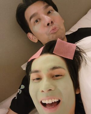 Arm Sappanyoo Panatkool Instagram - เมื่อเราเดินออกมาจากห้องน้ำ คำแรกที่พี่พอร์ชพูดคือ "นี่ชั้นมีแฟนเป็น Shrek หรอ??" 🫣🤢🙄 รบกวนขอความเป็นธรรมด้วยครับคุณผู้ชม