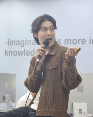 Arm Sappanyoo Panatkool Instagram - ทุกวันนี้เวลาทำอะไรก็ตาม จะมีคำนึงที่ติดอยู่ในใจเสมอคือคำว่า "คุณค่า" ส่วนเรื่องเงินทองหรือปัจจัยอื่นๆจะเป็นเรื่องรองลงมาเลย

และนี่คือตัวอย่างที่ทำให้รู้สึกว่าเรามีคุณค่าในตัวเองอย่างหนึ่งในปีนี้เลย คือ การได้รับเชิญไปเป็นอาจารย์บรรยายพิเศษ สอนหนังสือนักศึกษาที่ มศว. เมื่อ 2 เดือนก่อน มันรู้สึกเติมเต็มชีวิตได้ดีมาก ได้เจอเด็กเจนใหม่ๆ ได้แบ่งปันความรู้ที่เราสั่งสมมา ภูมิใจมากจริงๆ

ขอบคุณอาจารย์ฝน @rainy_fony ที่ชวนไปทำอะไรๆสนุกๆแบบนี้ ขอบคุณวิทยาลัยนวัตกรรมสื่อสารสังคม และนักศึกษาทุกคนครับ 🤩🤩