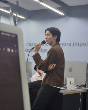 Arm Sappanyoo Panatkool Instagram - ทุกวันนี้เวลาทำอะไรก็ตาม จะมีคำนึงที่ติดอยู่ในใจเสมอคือคำว่า "คุณค่า" ส่วนเรื่องเงินทองหรือปัจจัยอื่นๆจะเป็นเรื่องรองลงมาเลย

และนี่คือตัวอย่างที่ทำให้รู้สึกว่าเรามีคุณค่าในตัวเองอย่างหนึ่งในปีนี้เลย คือ การได้รับเชิญไปเป็นอาจารย์บรรยายพิเศษ สอนหนังสือนักศึกษาที่ มศว. เมื่อ 2 เดือนก่อน มันรู้สึกเติมเต็มชีวิตได้ดีมาก ได้เจอเด็กเจนใหม่ๆ ได้แบ่งปันความรู้ที่เราสั่งสมมา ภูมิใจมากจริงๆ

ขอบคุณอาจารย์ฝน @rainy_fony ที่ชวนไปทำอะไรๆสนุกๆแบบนี้ ขอบคุณวิทยาลัยนวัตกรรมสื่อสารสังคม และนักศึกษาทุกคนครับ 🤩🤩