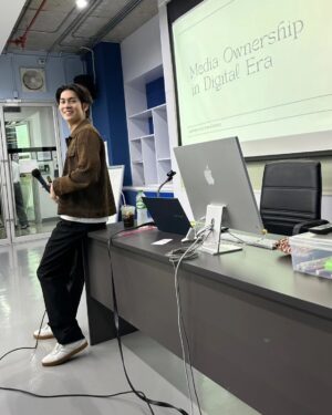 Arm Sappanyoo Panatkool Instagram - ทุกวันนี้เวลาทำอะไรก็ตาม จะมีคำนึงที่ติดอยู่ในใจเสมอคือคำว่า "คุณค่า" ส่วนเรื่องเงินทองหรือปัจจัยอื่นๆจะเป็นเรื่องรองลงมาเลย

และนี่คือตัวอย่างที่ทำให้รู้สึกว่าเรามีคุณค่าในตัวเองอย่างหนึ่งในปีนี้เลย คือ การได้รับเชิญไปเป็นอาจารย์บรรยายพิเศษ สอนหนังสือนักศึกษาที่ มศว. เมื่อ 2 เดือนก่อน มันรู้สึกเติมเต็มชีวิตได้ดีมาก ได้เจอเด็กเจนใหม่ๆ ได้แบ่งปันความรู้ที่เราสั่งสมมา ภูมิใจมากจริงๆ

ขอบคุณอาจารย์ฝน @rainy_fony ที่ชวนไปทำอะไรๆสนุกๆแบบนี้ ขอบคุณวิทยาลัยนวัตกรรมสื่อสารสังคม และนักศึกษาทุกคนครับ 🤩🤩