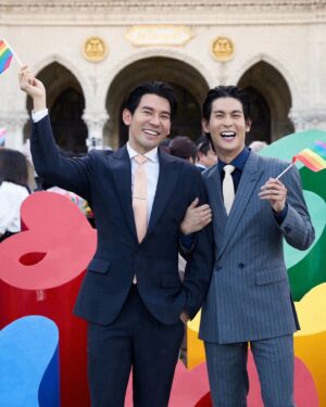 Arm Sappanyoo Panatkool Instagram - การเฉลิมฉลอง #สมรสเท่าเทียม วันนี้ไม่ใช่จุดสิ้นสุดของการต่อสู้ของพวกเรา LGBTQIA  แต่หากเป็นจุดเริ่มต้นที่เต็มเปี่ยมไปด้วยความหวังที่สวยงาม ❤️🏳️‍🌈❤️ พวกเราจะยังสานต่อการต่อสู้ของทุกคน ไม่ว่าจะเป็นเรื่องการขจัดการเลือกปฏิบัติ เรื่องคำนำหน้าชื่อ ไปจนถึงระบบการศึกษาที่สร้างความเข้าใจที่ถูกต้องในเรื่องความหลากหลายทางเพศ ขอบคุณทุกคนจากใจครับ 
.
#พอร์ชอาม #PorschArm #poemsuitceremony @poem_menswear @sean_poem