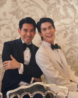 Arm Sappanyoo Panatkool Instagram - ดีใจมากที่ได้เป็นส่วนหนึ่งในงาน #POEMsomethingBlue Wedding Showcase 💙💙 เข้าใจแล้วว่าความรู้สึกของการเดินออกมาในฐานะคู่แต่งงานจริงมันเป็นยังไง 🤭🫣
.
ขอบคุณพี่ฌอน @sean_poem น้องจูน @junniechanya และทีม Poem ทุกคนครับ @poem_official @poem_menswear