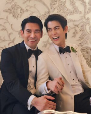 Arm Sappanyoo Panatkool Instagram - ดีใจมากที่ได้เป็นส่วนหนึ่งในงาน #POEMsomethingBlue Wedding Showcase 💙💙 เข้าใจแล้วว่าความรู้สึกของการเดินออกมาในฐานะคู่แต่งงานจริงมันเป็นยังไง 🤭🫣
.
ขอบคุณพี่ฌอน @sean_poem น้องจูน @junniechanya และทีม Poem ทุกคนครับ @poem_official @poem_menswear