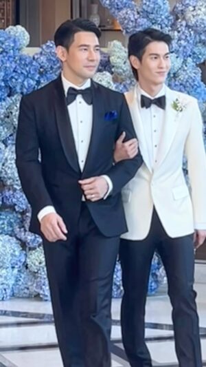 Arm Sappanyoo Panatkool Instagram - ตื่นเต้นมาก พอรู้ว่าเราจะมีเดินแบบชุดแต่งงานของ @poem_official คู่กัน ในงาน Poem Something Blue Wedding Showcase เป็นประสบการณ์ที่สนุกมาก มีแต่รอยยิ้มเต็มไปหมด vibe คือเหมือนรวมงานแต่งงานไว้ 20 กว่าคู่ 💙💙
ขอบคุณ @sean_poem  มากครับ ในนาม diversity couple ที่ให้โอกาสทุกความรักได้ผลิบาน 
#PoemSomethingBlue #พอร์ชอาม #PorschArm
