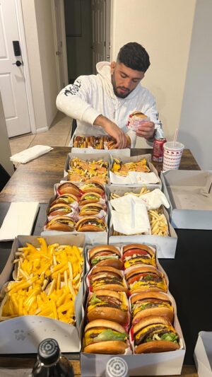 Arman Tsarukyan Instagram - In-N-Out burgers 🍔🔥
