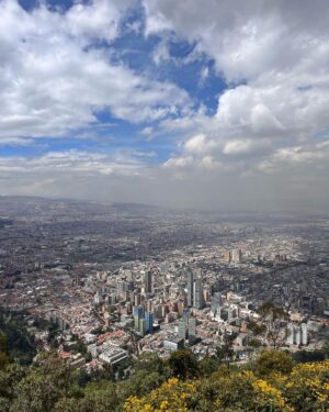 Arnas Fedaravicius Instagram - Disculpe, ¿eres Colombiano? 

It’s spelled ColOmbia. 🇨🇴 ❤️ ⛰ ⛪️ 🏝 🥊 🍩 🕺🏻