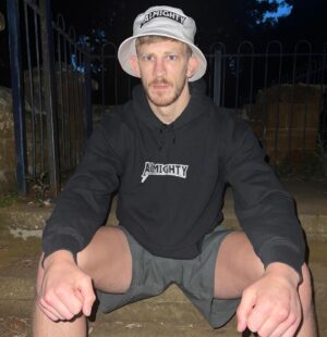 Arnold Allen Instagram - Nearly time for the early morning fight club, don’t lose focus 

@almightymerchco have got sales use code UFC304, follow the page ⚡️