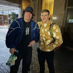 Arnold Allen Instagram - Got to meet the man @sam_sulek (and his hovis) whilst chatting to one of my original s&c coaches @squatlikechow (he used to put me through hell) 🤣

Swipe for cat