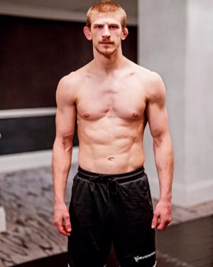 Arnold Allen Instagram - Getting ready for war ⚔️

@silverbackgymwear 🦍