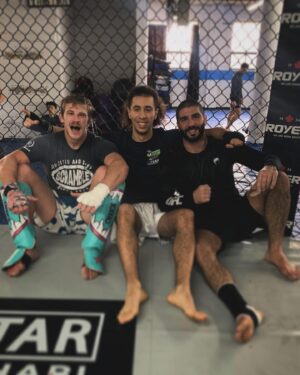 Arnold Allen Instagram - 𝐷𝑒𝑟𝑛𝑖𝑒𝑟𝑠 𝑟𝑜𝑢𝑛𝑑𝑠 𝑑𝑒 𝑠𝑝𝑎𝑟𝑟𝑖𝑛𝑔 𝑎𝑣𝑒𝑐 𝑙’𝑒́𝑙𝑖𝑡𝑒 𝑚𝑜𝑛𝑑𝑖𝑎𝑙𝑒. @arnoldbfa @aiemannzahabi 
𝐶’𝑒𝑠𝑡 𝑐𝑒 𝑞𝑢𝑖 𝑚𝑎𝑟𝑞𝑢𝑒 𝑙𝑎 𝑓𝑖𝑛 𝑑𝑒 𝑚𝑜𝑛 𝑐𝑎𝑚𝑝 𝑑’𝑒𝑛𝑡𝑟𝑎𝑖̂𝑛𝑒𝑚𝑒𝑛𝑡. 
𝑆𝑜𝑖𝑓 𝑑𝑒 𝑣𝑖𝑜𝑙𝑒𝑛𝑐𝑒 , 𝑐̧𝑎 𝑣𝑎 𝑝𝑒̂𝑡𝑒𝑟⚡️

#fight #k1 #fightweek #muaythai