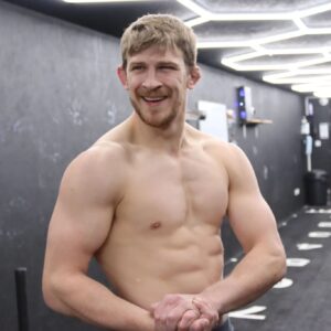 Arnold Allen Instagram - I've got 99% male followers, so here's me flexing for the boys, cheers lads 👊🏻

Getting some great work in @hunterstrengthandfitness