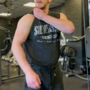Arnold Allen Instagram - Getting a nice pump in @hunterstrengthandfitness love switching up my training after a tough camp, but cant wait to get back on my bullshit, ignore the honey on my face 😂

Repping @silverbackgymwear