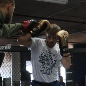 Arnold Allen Instagram - Been living in the trenches

@coachperron13 putting me through my paces, get ya Pacers gym shirt @almightymerchco big gains