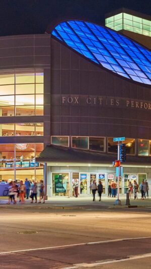 Arsenio Hall Instagram - 🎤 Greetings from The Fox Cities Performing Arts Center. Walking to the gig, gettin our steps in. #THANKYOU #Appleton, #Wisconsin #OGHostTour 😂 @jaylenosgarage