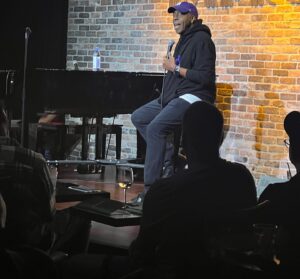 Arsenio Hall Instagram - The @hollywoodimprov is on fire tonight! #woofwoofwoof 
[ Pleasure to share the stage with @kumailn 🎤]