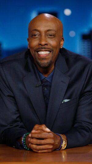 Arsenio Hall Instagram - 🎤 Get your tickets! I’ll be doing standup, hosting the entire evening, helping with valet parking, and when I’m not on stage I work as the restroom attendant! #Hermosa, #Manhattan, 
#PalosVerdes, #Gardena, #Lawndale, #Torrance, 
#ElSegundo, #AlondraPark, #Downey , #Inglewood, #joinus❗️And if you can’t come I’d still appreciate 
you tappin “like” ♥️ on this post. 😂😂😂 @comedyandmagicclub