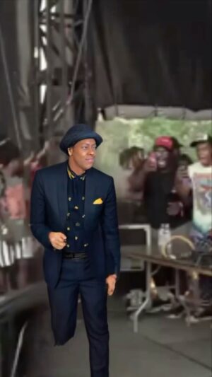 Arsenio Hall Instagram - I am no @Lilyachty … more like OG #Titanic sipping from the AI fountain of youth. Let’s get busy again. #woofwoofwoof 💪🏾💪🏾💪🏾🔥🎵 PS /  Immo need some @icyhot after this entrance.

[ 🎤 microphone 
magic tricks too ]