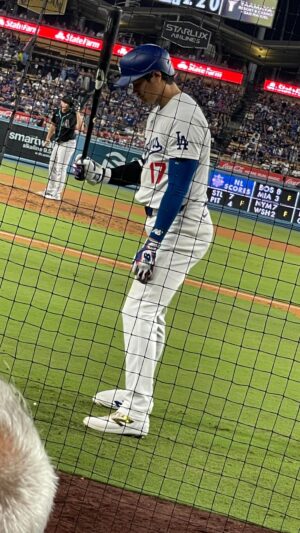 Arsenio Hall Instagram - 💙💥 @dodgers on the beat 🎵 
What a great game! 
@dbacks 5 - @dodgers 6 🧢 ⚾️ 
“Love in an Elevator“