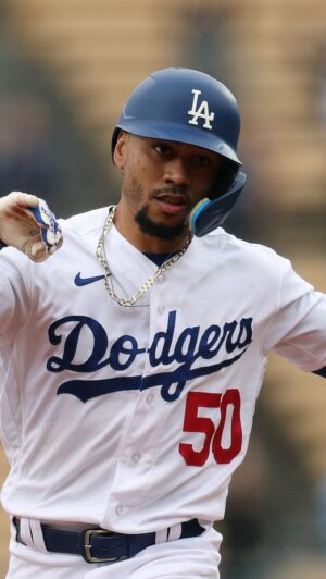 Arsenio Hall Instagram - Happy 4th of July fam! 🇺🇸🧨🎇
[ ⚾️🧢 @mookiebetts and the @dodgers ]