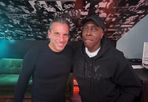 Arsenio Hall Instagram - Sharing the @hollywoodimprov stage tonight with a great guy and one of the best 🎤 @sebastiancomedy. 
Get out this week and see some live standup at a venue near you.