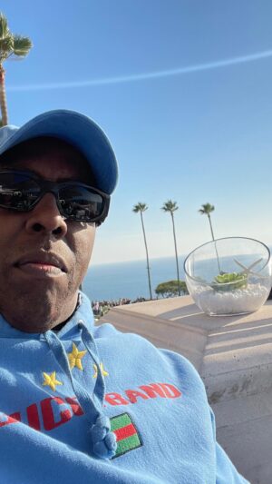 Arsenio Hall Instagram - I popped by @comedyandmagicclub last night and @jaylenosgarage twisted my arm and made me go on! 😜 #winkwink 🎤 PS - Get your tickets and join me October 26 here for “Arsenio And Friends‼️ #hermosa