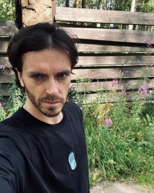 Arseniy Popov Instagram - Нашли?

#онинепрячется #пришилчтобынепотерять #хочувидетьеговезде #гдетапоксейчас

Только (!) на @uberiteribu 

Селфи еще кто-то делает?