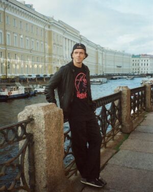 Arseniy Popov Instagram - Плёнка

#внеебутерброднезавернешь #теплицуеюнеукроешь #этовамнемаслонаводе #приходитсятакиспользовать

Фото: @sovjuzh 

Набережную какой реки любите больше других?