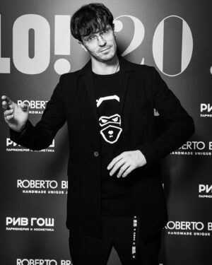 Arseniy Popov Instagram - Хеллоу!

Это я на … мероприятии! По поводу их …

Подробности на @hello__ru 

#ятамбылмедпивоненашел #виделмноголюдей #аещебольшеневидел #тайнопровелтайных

Я хочу свое фото в журнале, давайте выберем, на какой странице?