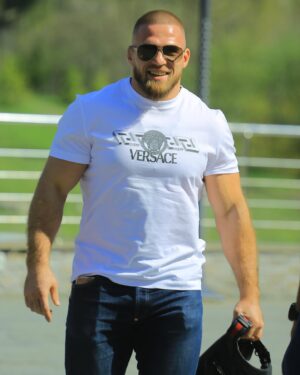 Artem Reznikov Instagram - Жизнь состоит не в том, чтобы найти себя. Жизнь состоит в том, чтобы создать себя.