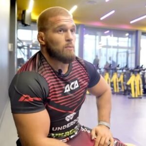 Artem Reznikov Instagram - Ответил на вопрос: «Какое внимание наше  государство уделяет профессиональному спорту?»
Я думаю такие темы редко затрагивают, но о них стоит говорить. И мне кажется что на проф спорт государство должно уделять внимание, так как именно бойцы и боксеры прославляют нашу родину.🇰🇿🇰🇿🇰🇿
#алгаказахстан 
Спасибо что вы со мной @underdogkz @olimpbet_kazakhstan @mdt_fighters