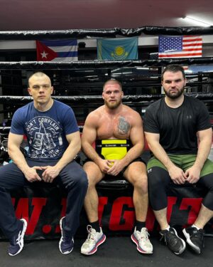 Artem Reznikov Instagram - 6 раундов спарринга по боксу. Подготовка идет полным ходом! @alexandr_gulevskiy @z_akim . 💪🏻💪🏻💪🏻