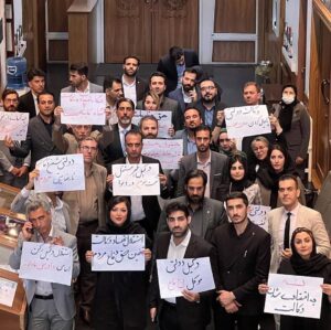 Artemis Pebdani Instagram - RP• @centerforhumanrights A dedicated group of lawyers in Iran came together today to protest recent judicial reforms that further diminish the ability of human rights lawyers to provide due process to  defendants, including activists, dissidents, journalists, and artists targeted by the state in politically motivated cases.

Their signs spoke volumes:

📜 "Lawyers' independence safeguards the defense of people's rights"
📜 "Without independent lawyers, defendants are left defenseless" 

#Iran #LegalRights #DueProcess #HumanRights
#زن_زندگی_آزادی #مهسا_امینی 
#وکلا