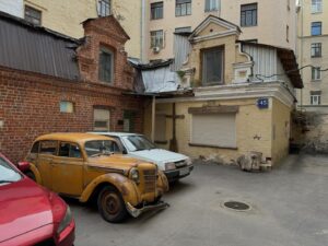 Artemiy Lebedev Instagram - Какие неожиданные красоты и детали можно найти в московских дворах. Кому-то глубоко похуй, а я обожаю.