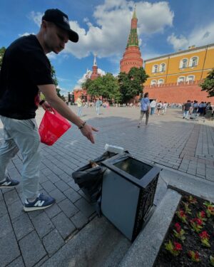 Artemiy Lebedev Instagram - Почему-то в Александровском саду мусорные мешки размещаются не внутри урны, а снаружи. Но мусор люди все равно кидают внутрь урны. Хорошая иллюстрация управленческого идиотизма.