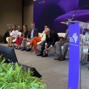 Arthur Morisson Instagram - Usa meia com estampa de Frida Kahlo em evento para agradar a turminha feminista mas se mantém calado sobre o filho agressor de mulheres. Que ironia!

Achei que só a direita bolsonarista fosse capaz de cometer tamanha crueldade com o sexo oposto…